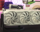 Karta graficzna PowerColor Red Devil RX 9070 XT Limited Spectral White Edition pojawi się na rynku 8 kwietnia (Źródło obrazu: OC3D TV, YouTube)