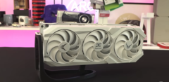 Karta graficzna PowerColor Red Devil RX 9070 XT Limited Spectral White Edition pojawi się na rynku 8 kwietnia (Źródło obrazu: OC3D TV, YouTube)