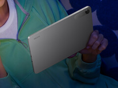 Xiaomi sprzedaje Redmi Pad 2 SE w kolorach ciemnoszarym i srebrnym.