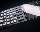 Programowalny kalkulator graficzny Casio fx-CG100 ClassWiz wyposażony jest w ponad 2900 funkcji, dzięki czemu poradzi sobie z prostymi i trudnymi zadaniami matematycznymi. (Źródło obrazu: Casio)