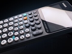 Programowalny kalkulator graficzny Casio fx-CG100 ClassWiz wyposażony jest w ponad 2900 funkcji, dzięki czemu poradzi sobie z prostymi i trudnymi zadaniami matematycznymi. (Źródło obrazu: Casio)