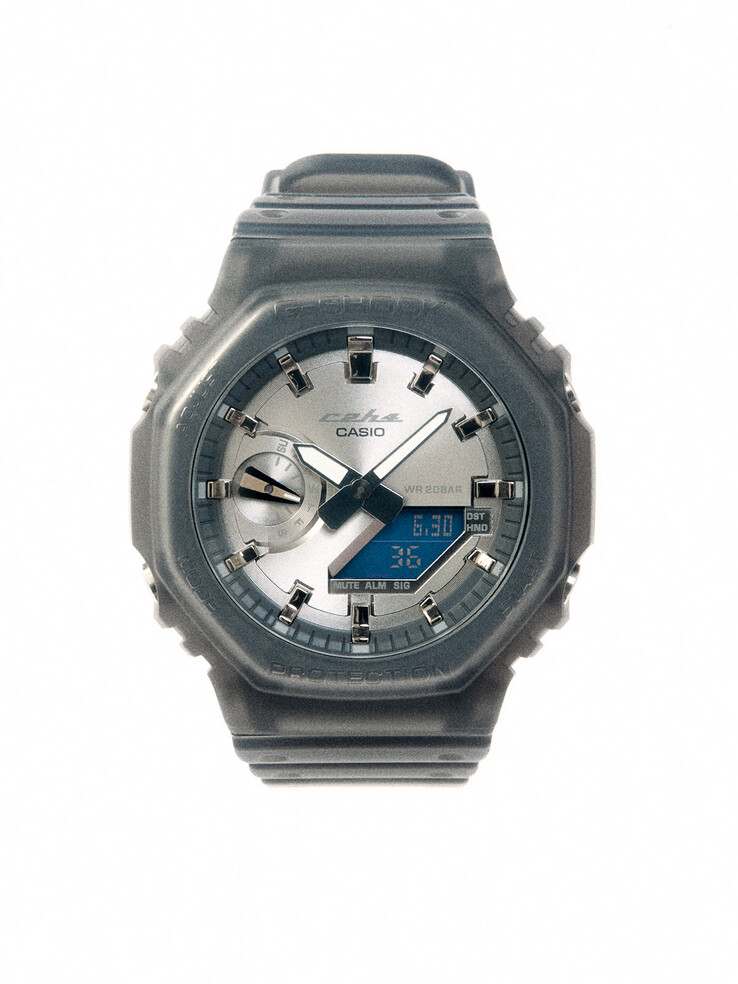 Model GA-2100 łączy w sobie tarczę w kolorze szczotkowanego srebra z półprzezroczystą, dymnoszarą ramką i paskiem, nadając mu charakterystyczny styl retrofuturystyczny.