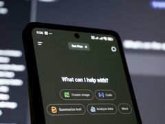 Według badania, o którym mowa, język polski prowadzi wśród wszystkich języków ze średnią dokładnością 88% w skalach długiego kontekstu. Angielski plasuje się na 6 miejscu w tej skali. Na zdjęciu - zdjęcie stockowe ChatGPT mobile. (Źródło zdjęcia: Zulfugar Karimov na Unsplash)