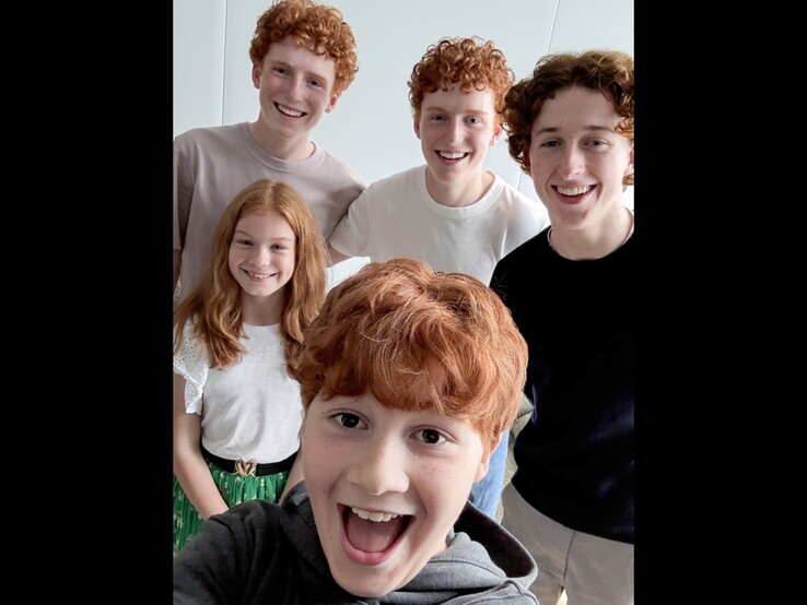 Na zdjęciu: Aktorzy Weasley: Tristan Harland (Fred Weasley), Gabriel Harland (George Weasley), Ruari Spooner (Percy Weasley), Gracie Cochrane (Ginny Weasley) i Alastair Stout (Ron Weasley) w nowej serii o Harrym Potterze.