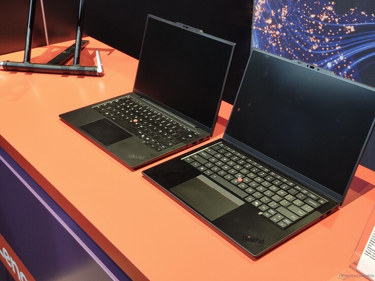 Lenovo ThinkPad X1 Carbon Gen 13 (po lewej) vs. Lenovo ThinkPad X1 Carbon Gen 14 (po prawej) (źródło obrazu: Benjamin Herzig)