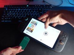 Yu z kanału YouTube Better Gaming trzyma Nintendo Switch 2 w jednej ręce, a w drugiej zielony adapter PCB open-source, próbując włożyć go do gniazda microSD Express urządzenia (źródło obrazu: Better Gaming via YouTube)