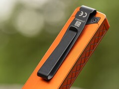 Latarka Olight ArkPro Ultra posiada na tylnej części solidny metalowy klips.