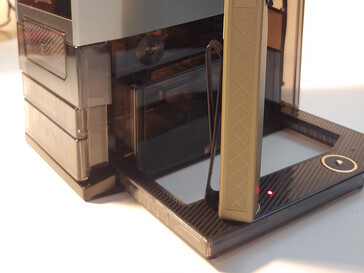 Kontrolki stanu są ukryte za latarkami. (Źródło obrazu: Notebookcheck)