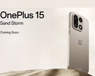Smartfon OnePlus 15 Sand Storm Edition z potrójnym aparatem zaprezentowany na tle pustynnego piasku. (Źródło zdjęcia: OnePlus)