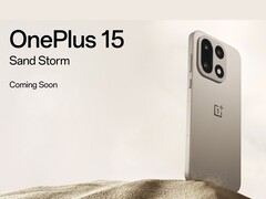 Smartfon OnePlus 15 Sand Storm Edition z potrójnym aparatem zaprezentowany na tle pustynnego piasku. (Źródło zdjęcia: OnePlus)