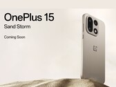Smartfon OnePlus 15 Sand Storm Edition z potrójnym aparatem zaprezentowany na tle pustynnego piasku. (Źródło zdjęcia: OnePlus)
