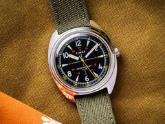 Limitowany zegarek Timex x Bespoke Post 36 mm, na zdjęciu z oliwkowym paskiem Cordura na ciemnym musztardowym tle. (Źródło zdjęcia: Timex)