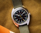 Limitowany zegarek Timex x Bespoke Post 36 mm, na zdjęciu z oliwkowym paskiem Cordura na ciemnym musztardowym tle. (Źródło zdjęcia: Timex)