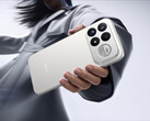 Model Redmi K100 Pro Max wyposażony jest w układ głośników 2.1-kanałowych z technologią Sound by Bose. Na zdjęciu: zdjęcie promocyjne telefonu przedstawiające jego tył.