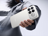 Model Redmi K100 Pro Max wyposażony jest w układ głośników 2.1-kanałowych z technologią Sound by Bose. Na zdjęciu: zdjęcie promocyjne telefonu przedstawiające jego tył.
