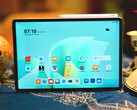 Huawei M-Pencil Pro mocuje się magnetycznie do tabletu MatePad 11.5 S.