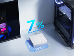 Minisforum kończy M1-1295 w prostej srebrnej obudowie, która mierzy 195 x 193 x 51,9 mm i waży 1,12 kg. (Źródło zdjęcia: Minisforum)