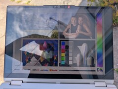 Na zewnątrz w cieniu. Odblask jest nadal powszechny