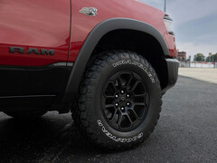 Ram 1500 z silnikiem Hemi V8 i nowym logo &quot;Symbol of Protest&quot;. (Źródło zdjęcia: Ram)