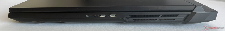 Po prawej: czytnik kart microSD, 2x USB-C 4.0 z Thunderbolt 5 (80 GBit/s, DisplayPort 2.1, 1x Power Delivery)