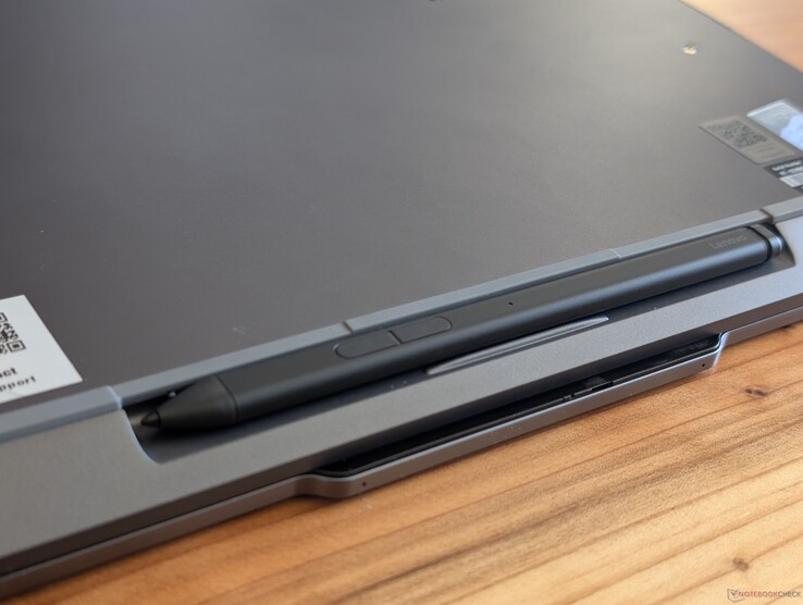 Slim Pen 2 mieści się stabilnie i niemal idealnie przylega do swojego uchwytu na długopis