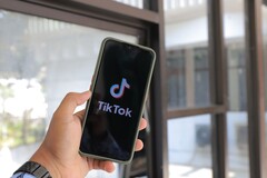 Smartfon z logo TikTok