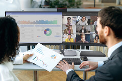 Philips 49B2U6903CH jest jak para 27-calowych monitorów 16:9 umieszczonych obok siebie. (Źródło obrazu: Philips)