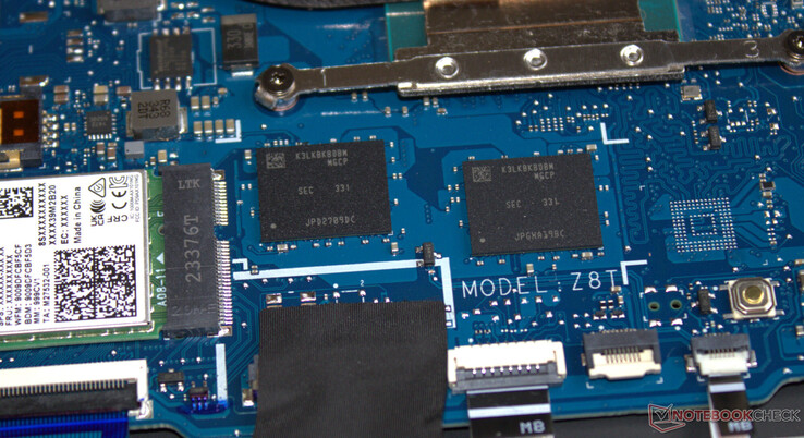 Acer polega na wbudowanej pamięci.