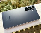 Oczekuje się, że następca przedstawionego na zdjęciu modelu Samsung Galaxy S25 FE będzie charakteryzował się jedynie niewielkimi zmianami w wyglądzie.
