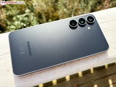 Oczekuje się, że następca przedstawionego na zdjęciu modelu Samsung Galaxy S25 FE będzie charakteryzował się jedynie niewielkimi zmianami w wyglądzie.