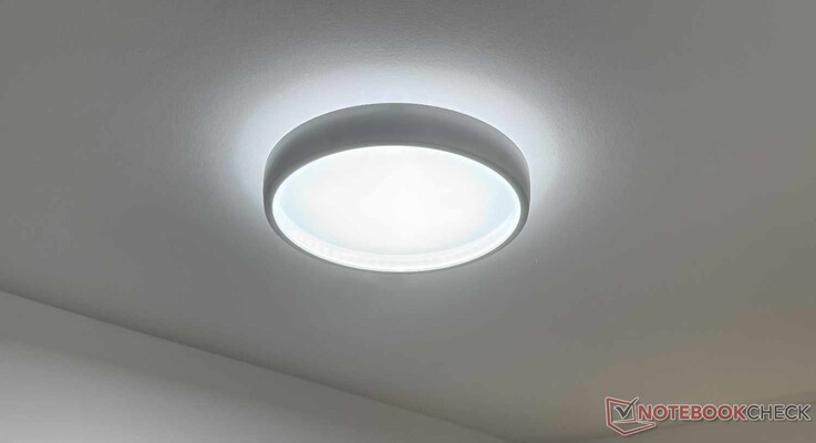 Lampa sufitowa Govee 21-Inch Sky emitująca światło o barwie zimnej bieli.