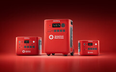 Jackery HomePower 2000 Plus v2 w wersji Red Cross Edition, Jackery HomePower 3600 Plus w wersji Red Cross Edition oraz Jackery HomePower 1000 Plus v2 w wersji Red Cross Edition (od lewej do prawej)