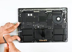 MacBook Pro Apple M5 otrzymał tylko minimalne ulepszenia w zakresie naprawy. (Źródło obrazu: iFixit)