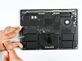 MacBook Pro Apple M5 otrzymał tylko minimalne ulepszenia w zakresie naprawy. (Źródło obrazu: iFixit)