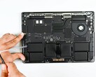 MacBook Pro Apple M5 otrzymał tylko minimalne ulepszenia w zakresie naprawy. (Źródło obrazu: iFixit)