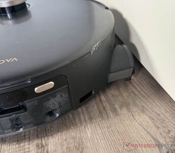 Pozostawia bezpieczną odległość podczas wycierania krawędzi