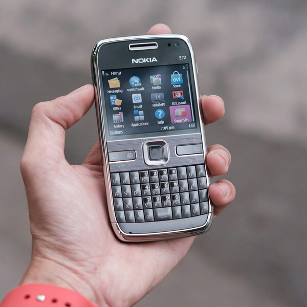 Odświeżona Nokia E72 powinna zachować klawisze skrótów na klawiaturze QWERTY. (Źródło obrazu: Unsplash - edytowane)