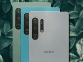 Fanowski koncept Sony Xperia 1 V pokazuje go z dodatkowym wyposażeniem w postaci aparatu. (Źródło obrazu: PEACOCK &amp; Unsplash - edytowane)
