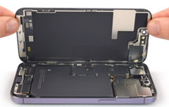 Elementy wewnętrzne iPhone'a 14 Pro, w tym bateria. (Źródło: iFixit)