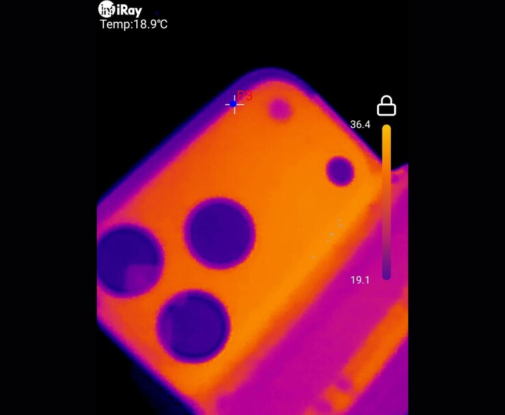 Obraz termowizyjny iPhone'a 17 Pro Max pokazujący rozkład ciepła wokół obszaru tylnej kamery (źródło obrazu: u/T-K-Tronix via r/iphone)