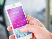 Smartfon z uruchomioną aplikacją Instagram