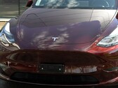 Midnight Cherry Red Model Y z matrycowymi reflektorami (zdjęcie: Vision E Drive/YT)