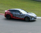 Zakamuflowany Xiaomi YU7 GT na torze Nurburgring. (Źródło zdjęcia: Niubei Shehuiren/Weibo)