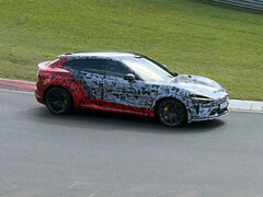 Zakamuflowany Xiaomi YU7 GT na torze Nurburgring. (Źródło zdjęcia: Niubei Shehuiren/Weibo)