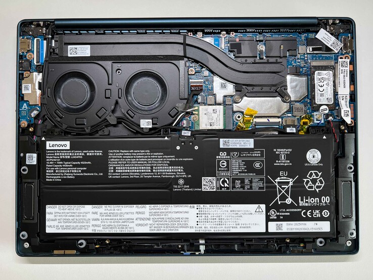 Yoga Slim 7 14AKP G10 dla porównania. Chociaż oba modele są identyczne pod względem wyglądu zewnętrznego, istnieją pewne różnice w ich konstrukcji wewnętrznej