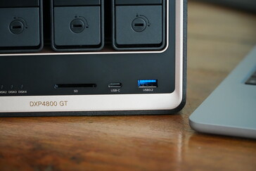 Ugreen NASync DXP4800 GT z przodu