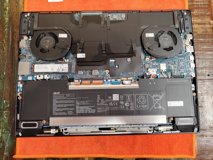 Wewnątrz Asus Zenbook Pro 16X OLED