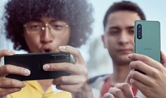 W porównaniu z wieloma flagowymi smartfonami, modele Sony Xperia 5 wyglądają w dłoni kompaktowo. (Źródło obrazu: Sony (Xperia 5 IV) - edytowane)
