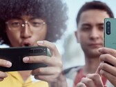 W porównaniu z wieloma flagowymi smartfonami, modele Sony Xperia 5 wyglądają w dłoni kompaktowo. (Źródło obrazu: Sony (Xperia 5 IV) - edytowane)