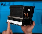 Zrzut ekranu przedstawiający duży radiator urządzenia Steam Machine umieszczony nad modułami wejścia/wyjścia oraz zasilacza